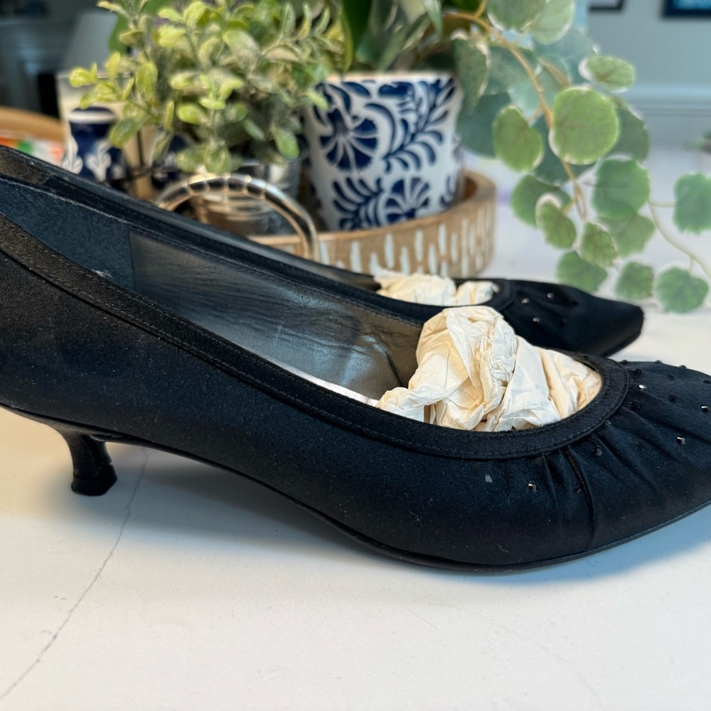 STUART WEITZMAN “ GLODUFFY” BLACK SATIN HEELS-SIZE 8.5-EXCELLENT CONDITION - Picture 1 of 6